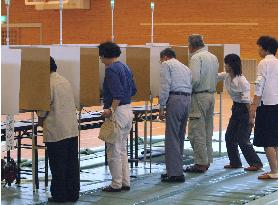 (2)Japan's first electronic voting begins in Niimi, Okayama Pref
